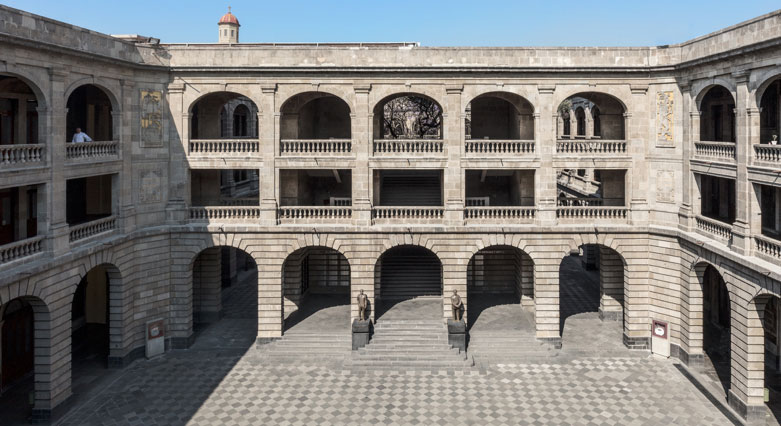 Fotografía 1. Patio del Trabajo. Secretaría de Educación Pública